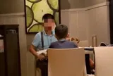Hai cha con cùng vào quán ăn bún bò, cuộc đối thoại sau đó khiến chủ quán lo lắng cho tương lai đứa trẻ