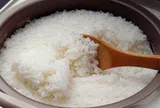 Nấu cơm mà dùng nước lạnh là quá nghiệp dư, đầu bếp mách làm điều này bảo cơm ngon, dẻo lại trắng thơm