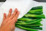 Mua hành lá về vài hôm là hỏng, nhớ làm theo cách này, hành để cả tháng vẫn tươi nguyên