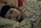 Về quê chồng ngủ một mình một giường, nửa đêm thấy chật chội, bật đèn lên thì giật mình thấy con của em dâu