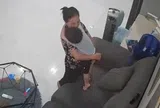 Cho bảo mẫu nghỉ làm sau 4 năm, ông bố xem camera giám sát thấy bất ngờ với hành động của con trai