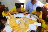 11 đứa cháu được gửi về quê nghỉ hè, ông nội U70 một mình “gánh team” khiến dân mạng chỉ biết bái phục