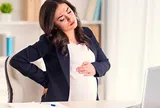 Mẹ bầu ngồi làm việc trước máy tính cả ngày, bác sĩ nhắc đừng quên làm điều này để bảo vệ cả mẹ lẫn con