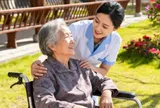Về già tôi mới thấm: Thuê giúp việc, vào viện dưỡng lão rất khổ dù nhiều tiền, sống chung với con cái vẫn là lựa chọn tốt hơn