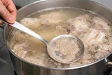 Ai nấu canh xương đều thấy bọt là hớt bỏ, thói quen này liệu đang phí chất dinh dưỡng hay loại bỏ chất độc hại?
