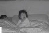 Dậy sớm 2 giờ sáng để đi làm còn 2 con ngủ ở nhà, bố mẹ kiểm tra camera phát hiện cảnh tượng xót xa