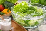 Ngâm rau với muối tưởng an toàn nhưng một sai lầm sẽ khiến rau mất chất, sức khỏe lại ảnh hưởng