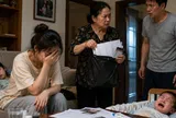 3 đứa con thay nhau ốm, tôi kiệt sức đòi bỏ chồng nhưng chiếc túi đen mẹ chồng lấy ra đã thay đổi tất cả
