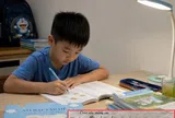 Học sinh tiểu học làm bài tập về nhà cô giáo giao, đáp án câu thành ngữ "chân yếu..." tuy sai nhưng lại rất hợp lý