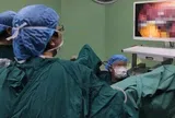 Bé gái 12 tuổi đi khám vì đau bụng, bác sĩ kiểm tra xong liền khuyên gia đình báo cảnh sát