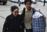 Bố mất mẹ bị tâm thần, nam sinh cõng mẹ đi học Đại học, từ chối lương 2 tỷ về quê và cái kết