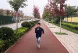 Nghe bác sĩ thông báo em trai phải nằm viện, cậu bé 9 tuổi mỗi ngày chạy 10km để cứu em