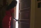 Con gái tối nào cũng kêu nhà hàng xóm ồn quá, tôi sang gõ cửa thì hoang mang "không có người ở"