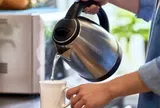 Tại sao dù tiện lợi nhưng người Mỹ hiếm khi dùng ấm siêu tốc? Hóa ra đây là lý do