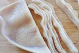 Luộc tai lợn nhiều năm giờ mới biết, tai phải ngâm vào thứ nước này trước khi thái mới trắng giòn không thâm xỉn