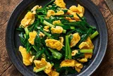 Trứng xào với lá này chưa đầy mấy phút là xong, vừa rẻ lại ngon bổ, hấp dẫn hơn cho hành lá