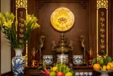 Tại sao không nên đặt bình hoa bên phải bàn thờ khi thắp hương mùng 1 tháng 7 cô hồn? Hóa ra đây là lý do