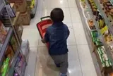 Con lén giấu đồ của siêu thị mang về nhà, ứng xử thông minh của người mẹ khiến ai cũng tấm tắc khen