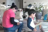 Đoạn clip 15 giây ghi lại cảnh bé trai ở nhà với bảo mẫu, mẹ đăng lên mạng hút 3 triệu lượt xem