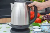 Tại sao ngày càng ít người sử dụng ấm siêu tốc có đế? Thiết bị thay thế này được ưa chuộng hơn