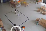Camera giám sát ghi lại cảnh cô giáo đưa con vào khóc khuất, mẹ Việt bật cười khi thấy hành động tiếp theo của cô trò
