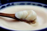 Rán mỡ lợn, người sành ăn đổ thêm bát nước này vào, mỡ cứ trắng như tuyết lại thơm phức, tóp giòn tan