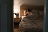 Chồng công tác xa nhà phải ngủ một mình, nửa đêm cứ thấy bị kéo chăn, tôi dậy bật điện thì thấy con gái riêng của anh