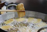 Rán đậu mãi mới biết, cho thêm thìa này vào không lo bắn dầu, đậu mềm trong, giòn ngoài béo ngậy ăn cực thích