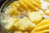 Dứa gọt xong đừng có ăn ngay, cho vào ngâm cùng thứ này đảm bảo không bị rát lưỡi lại còn ngọt hơn