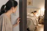 Ở lại nhà chị đồng nghiệp một hôm, nửa đêm cảnh chồng chị bế con trong phòng ngủ, tôi quyết về viết đơn ly hôn