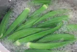 Luộc đậu bắp toàn bị nhớt hóa ra do thói quen này, đầu bếp mách cách luộc quả xanh, giòn ngon, không nhớt