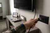 Tại sao người dọn phòng khuyên rút phích cắm TV ngay sau khi nhận phòng khách sạn? Hóa ra đây là lý do