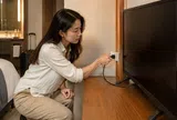 Tại sao người dọn phòng khuyên rút phích cắm TV ngay sau khi nhận phòng khách sạn? Hóa ra đây là lý do