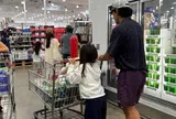 Mẹ dắt con gái 2 tuổi đi siêu thị, nhìn bé ai cũng tức giận: “Có phải mẹ đẻ không?”