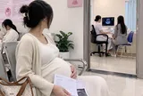 Đi khám thai gặp vợ cũ của chồng cũng đang mang bầu, người đi bên cạnh cô ấy khiến tôi lo lắng