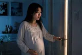 Nửa đêm tỉnh giấc vì tiếng nói chuyện phát ra từ nhà vệ sinh, vừa nhìn thấy chồng qua khe cửa, tôi quyết định ly hôn