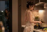 Nghỉ lễ tranh thủ ghé nhà chồng cũ thăm con, giật mình thấy cô bạn thân trong bếp