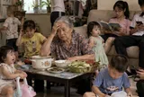 Nghỉ lễ 2/9, 10 đứa cháu kéo về quê chơi, bà nội kiệt sức đến mức truyền nước
