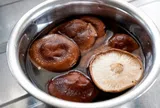 Rửa nấm hương khô dùng nước nóng hay lạnh mới chuẩn, điều bất ngờ là trước đây tôi toàn làm sai