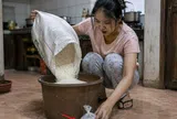 Mẹ chồng lương hưu 10 triệu/tháng nhưng hết lễ chỉ cho cháu 5kg gạo làm quà, mở ra thấy thứ dưới đáy tôi bật khóc