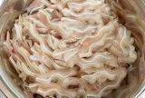 Luộc tai lợn mãi mới biết, phải ngâm vào nước này trước khi thái tai mới trắng đẹp, giòn ngon