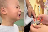 Nghi ngờ học sinh lấy trộm đồ cô giáo liền kiểm tra, thứ rơi ra từ túi quần đứa trẻ khiến cô đỏ mắt