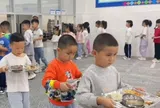 Bữa trưa ở trường đầy áp lực của các em học sinh tiểu học khiến dân mạng lo lắng khi xem