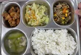 Xôn xao suất cơm trưa 35 nghìn đồng của học sinh tiểu học Hà Nội, nhìn kỹ phụ huynh tấm tắc khen ngon