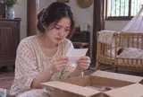 Bên trong hộp bánh dẻo chồng gửi về quê vô tình rơi ra một mảnh giấy, tôi mở ra xem mà lặng người