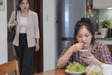 Tan làm về sớm thấy giúp việc ngồi ăn nho, bấm điện thoại, hôm sau tôi lập tức tăng lương