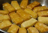 Đậu rán xong một lúc lại ỉu, nhanh tay bỏ thứ này vào, đậu mềm trong giòn ngoài được lâu