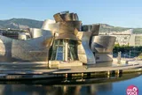 Guggenheim Bilbao – bảo tàng với kiến trúc tựa như một tấm điêu khắc khổng lồ