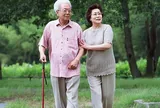 Về già, cuộc sống của người có và người không có bạn đồng hành khác biệt rõ rệt, bảo sao không nên sống một mình