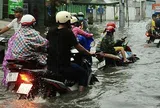 Mưa kéo dài khiến nhiều người bì bõm lội nước, bác sĩ cảnh báo dấu hiệu trên da cần tuyệt đối không bỏ qua